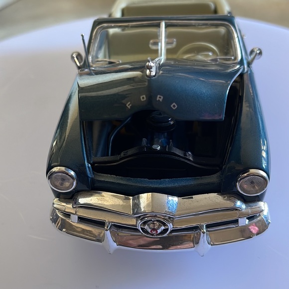 1949 Ford Convertible Blue Scale 1/18 Diecast Model Car by Maisto - Picture 9 of 11